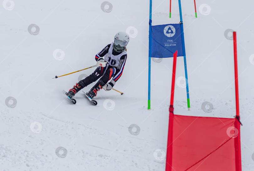 Скачать Россия, Красноярск 25 февраля 2025г. Мальчик лыжник, спускается на лыжах по снежному склону. фотосток Ozero