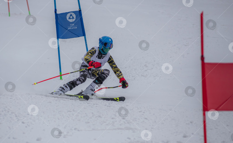 Скачать Россия, Красноярск 25 февраля 2025г. Мальчик лыжник, спускается на лыжах по снежному склону. фотосток Ozero