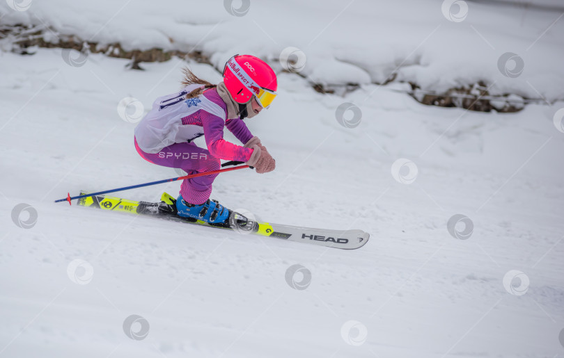 Скачать Россия, Красноярск 25 февраля 2025г. Девочка лыжница, спускается на лыжах по снежному склону. фотосток Ozero