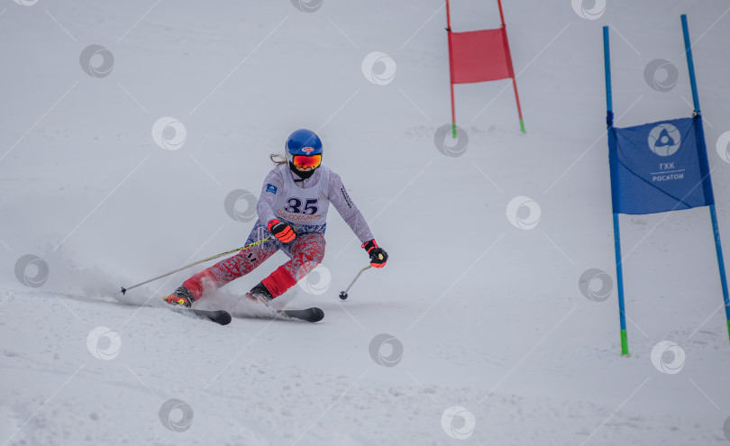 Скачать Россия, Красноярск 25 февраля 2025г. Девочка лыжница, спускается на лыжах по снежному склону. фотосток Ozero