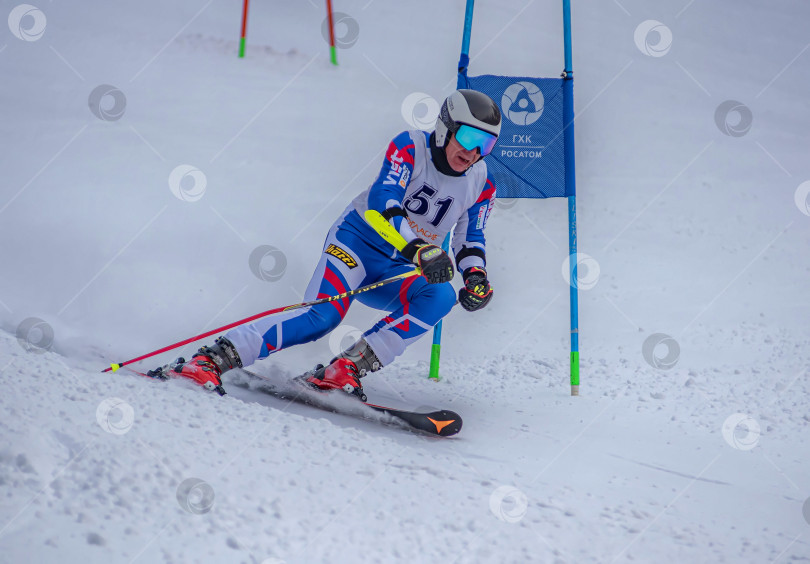 Скачать Россия, Красноярск 25 февраля 2025г. Мужчина лыжник, спускается на лыжах по снежному склону. фотосток Ozero