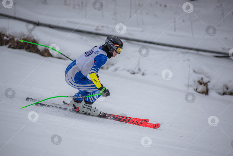 Скачать Россия, Красноярск 25 февраля 2025г. Девочка лыжница, спускается на лыжах по снежному склону. фотосток Ozero