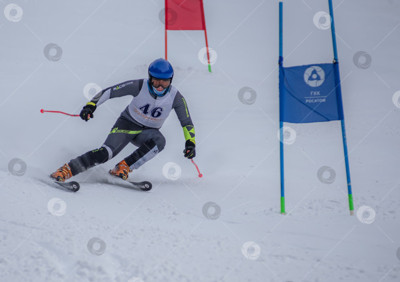 Скачать Россия, Красноярск 25 февраля 2025г. Мужчина лыжник, спускается на лыжах по снежному склону. фотосток Ozero