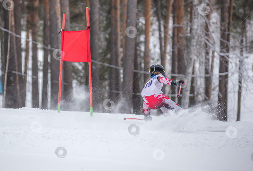 Скачать Россия, Красноярск 25 февраля 2025г. Девочка лыжница, спускается на лыжах по снежному склону. фотосток Ozero