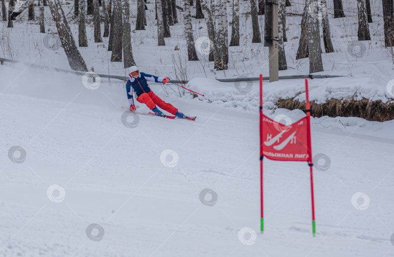 Скачать Россия, Красноярск 25 февраля 2025г. Мальчик лыжник, спускается на лыжах по снежному склону. фотосток Ozero