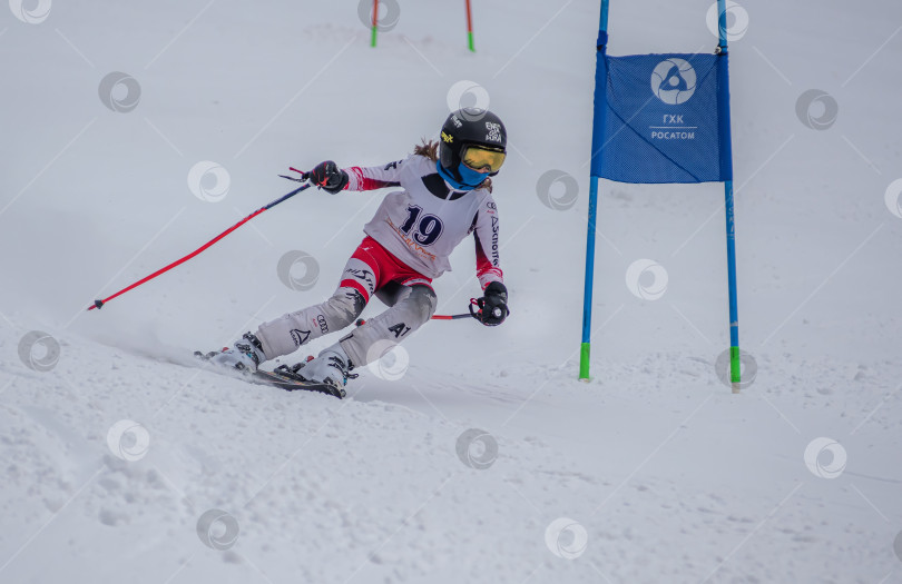 Скачать Россия, Красноярск 25 февраля 2025г. Девочка лыжница, спускается на лыжах по снежному склону. фотосток Ozero
