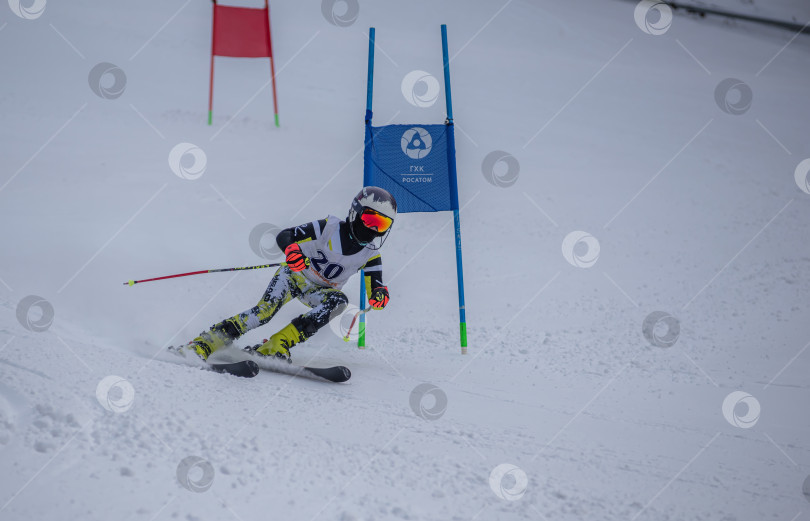 Скачать Россия, Красноярск 25 февраля 2025г. Девочка лыжница, спускается на лыжах по снежному склону. фотосток Ozero