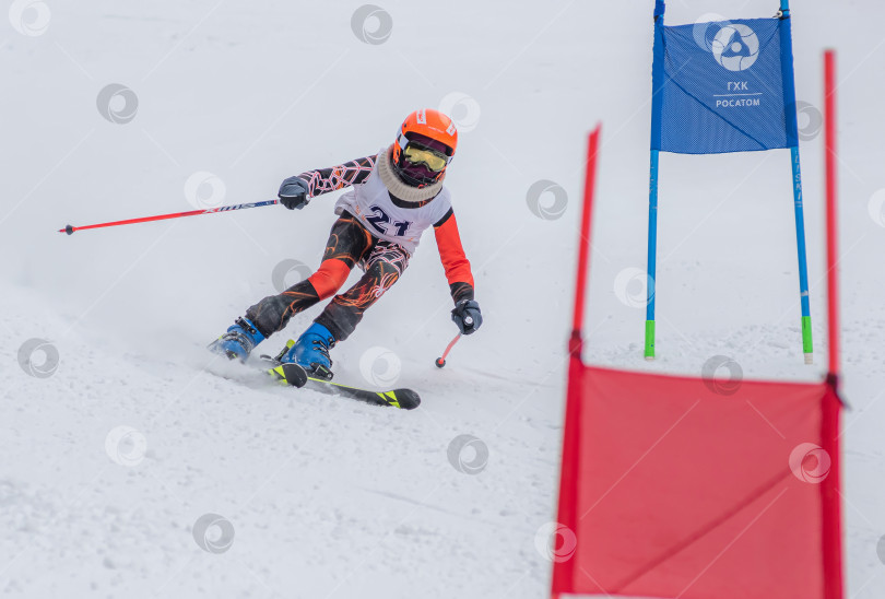 Скачать Россия, Красноярск 25 февраля 2025г. Мальчик лыжник, спускается на лыжах по снежному склону. фотосток Ozero