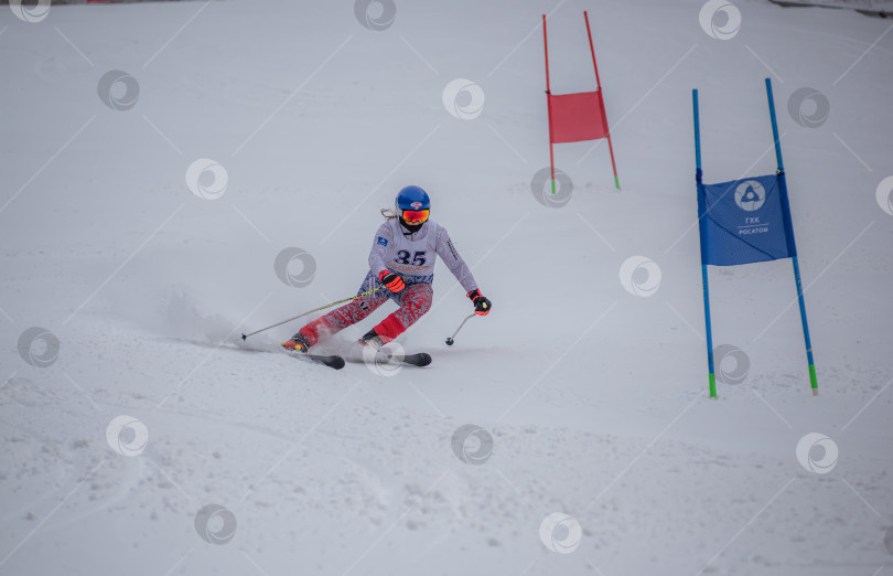 Скачать Россия, Красноярск 25 февраля 2025г. Девочка лыжница, спускается на лыжах по снежному склону. фотосток Ozero