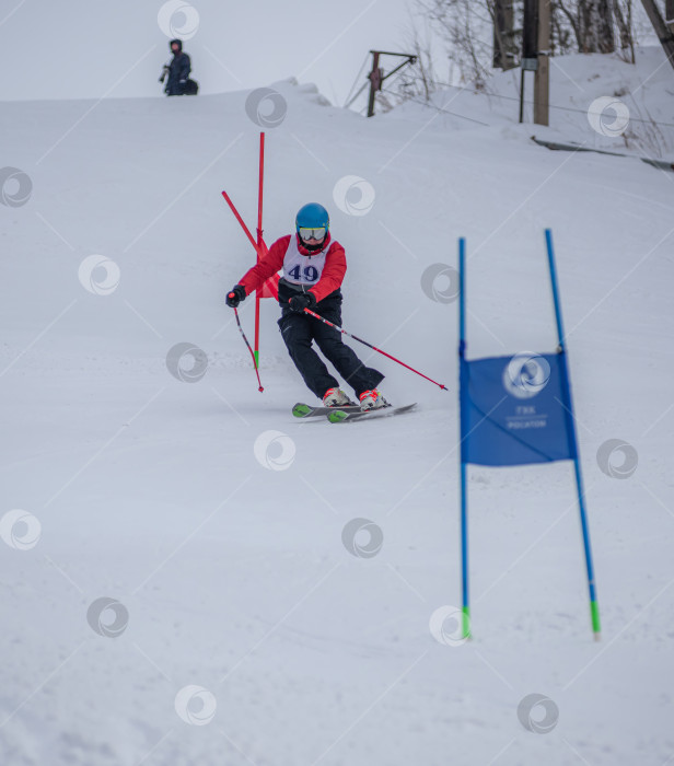 Скачать Россия, Красноярск 25 февраля 2025г. Мужчина лыжник, спускается на лыжах по снежному склону. фотосток Ozero