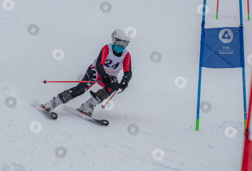 Скачать Россия, Красноярск 25 февраля 2025г. Мальчик лыжник, спускается на лыжах по снежному склону. фотосток Ozero