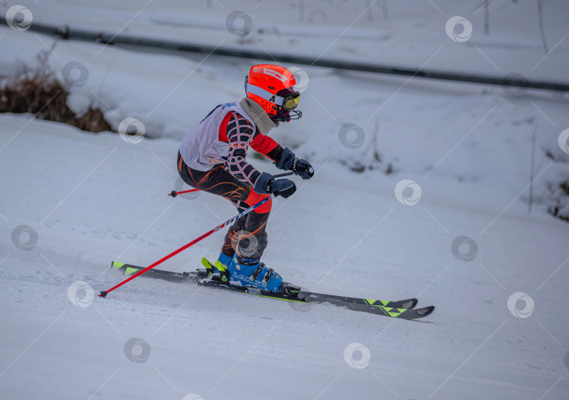 Скачать Россия, Красноярск 25 февраля 2025г. Мальчик лыжник, спускается на лыжах по снежному склону. фотосток Ozero