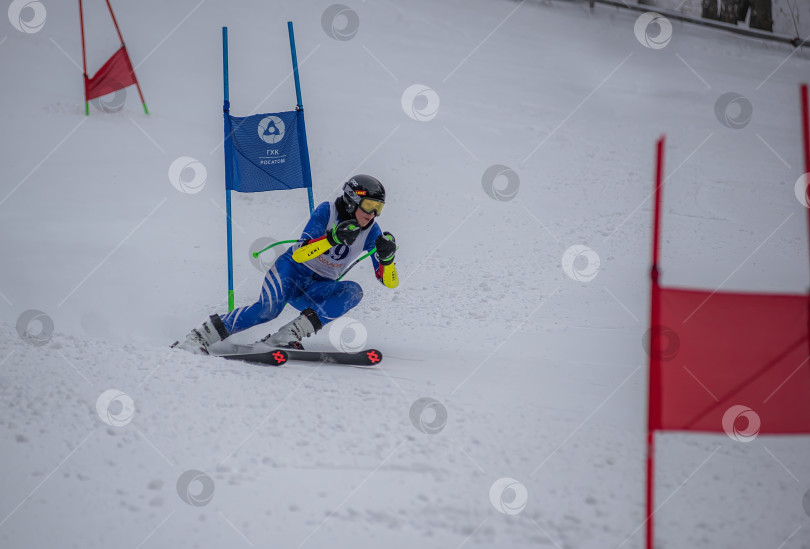 Скачать Россия, Красноярск 25 февраля 2025г. Мужчина лыжник, спускается на лыжах по снежному склону. фотосток Ozero