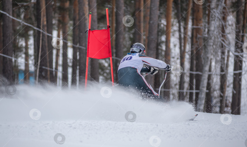 Скачать Россия, Красноярск 25 февраля 2025г. Мужчина лыжник, спускается на лыжах по снежному склону. фотосток Ozero