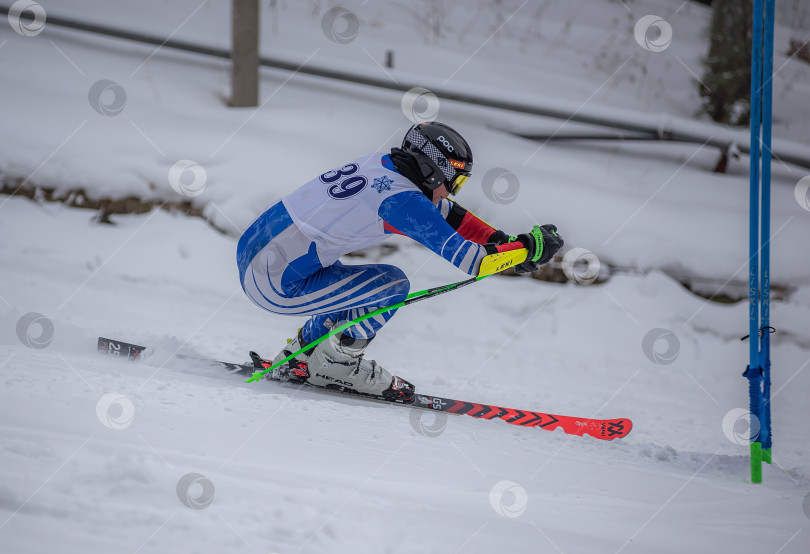 Скачать Россия, Красноярск 25 февраля 2025г. Мужчина лыжник, спускается на лыжах по снежному склону. фотосток Ozero