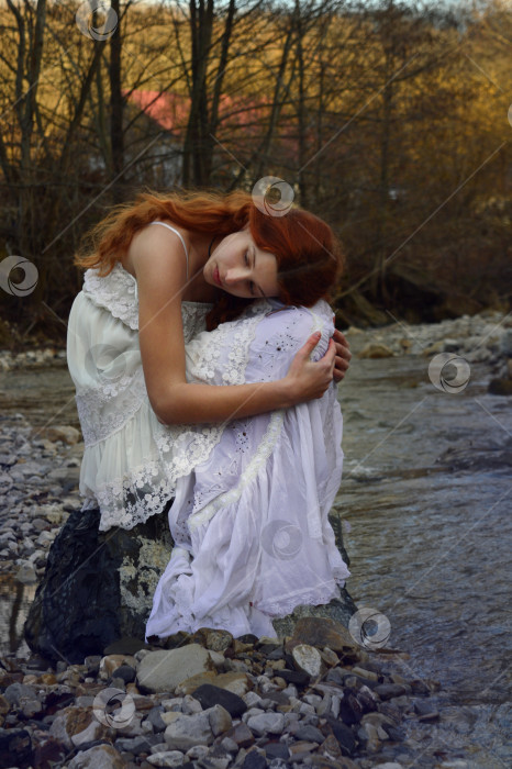 Скачать Девушка в белом платье у реки фотосток Ozero