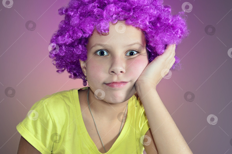 Скачать Кудрявый фиолетовый пакту на голове девочки фотосток Ozero
