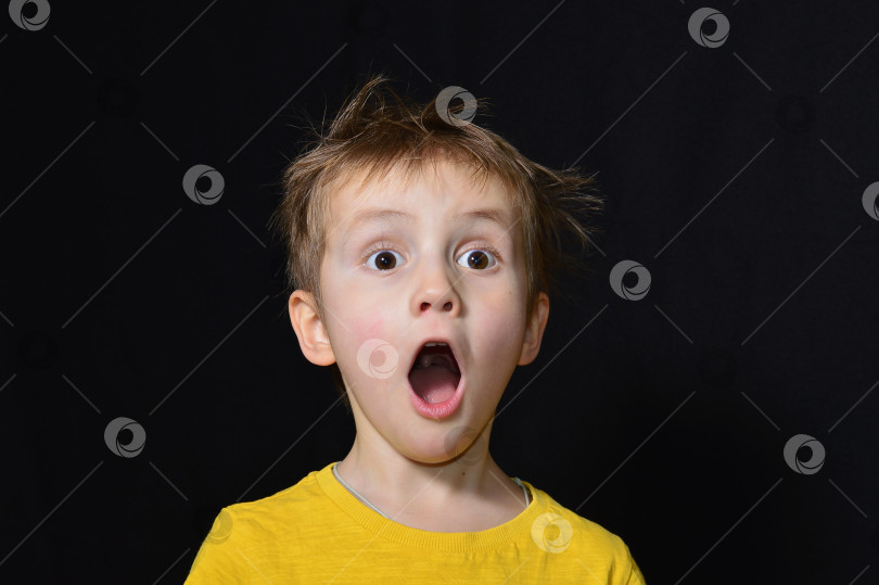 Скачать Эмоция :удивление мальчика в желтой футболке фотосток Ozero
