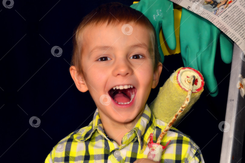 Скачать Радостный ребенок с валиком для ремонта на плече фотосток Ozero