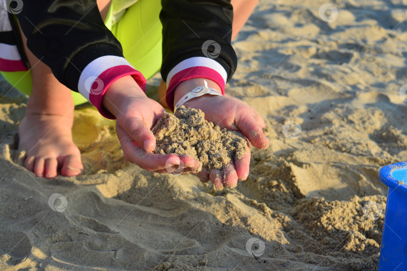 Скачать Чистый песок в детских руках фотосток Ozero