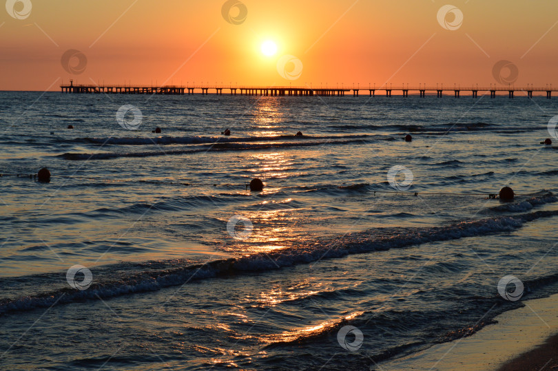 Скачать Оранжевое солнце в небе над морем фотосток Ozero