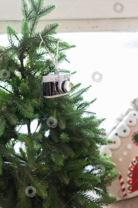 Скачать Елочная игрушка-фотоаппарат на елке. Украшение рождественской елки фотосток Ozero