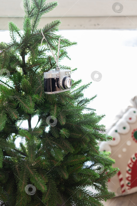 Скачать Елочная игрушка-фотоаппарат на елке. Украшение рождественской елки фотосток Ozero