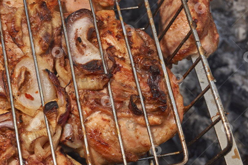 Скачать Кусочки курицы с золотистой корочкой обжариваются на гриле над углями. фотосток Ozero