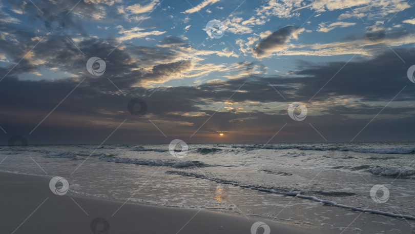 Скачать Тревожный закат над океаном. фотосток Ozero