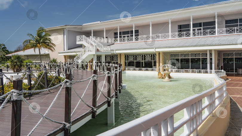 Скачать Пешеходная дорожка с веревочными перилами проходит вдоль бассейна и поворачивает фотосток Ozero