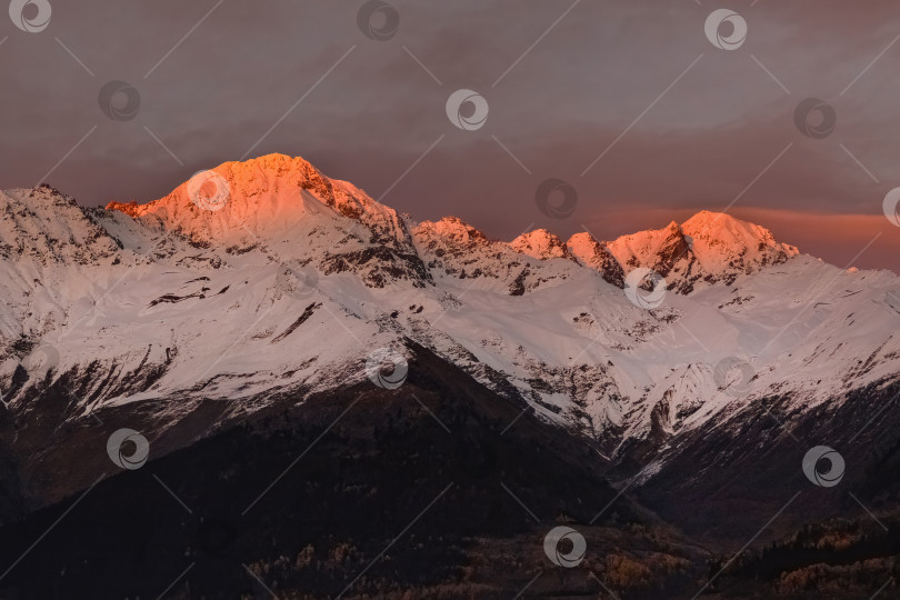 Скачать Горы покрыты снегом, и солнце садится за ними фотосток Ozero