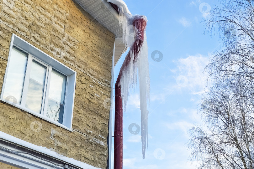 Скачать Красная труба покрыта льдом фотосток Ozero