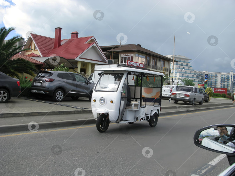 Скачать Белый электрический трёхколёсный автобус. фотосток Ozero