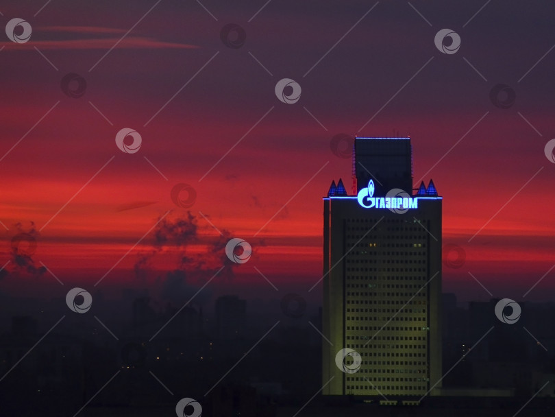 Скачать Здание «Газпрома» в Москве на фоне ярко-красного утреннего рассвета. Москва, Россия. Ноябрь, 06.2009 г. фотосток Ozero