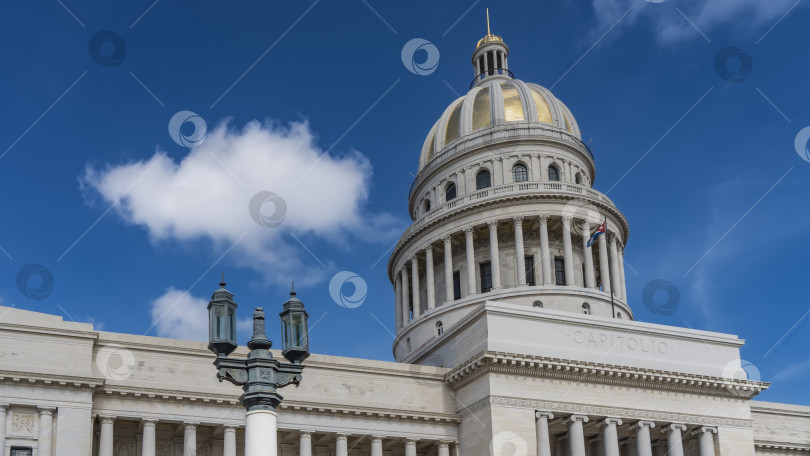 Скачать Здание Капитолия в Гаване. Цилиндрическая башня с колоннами, арками, окнами и позолоченным куполом фотосток Ozero