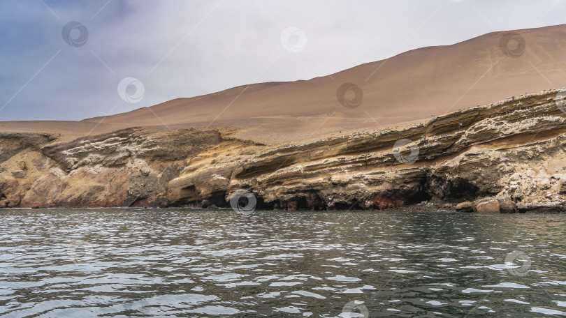 Скачать Остров в океане. Песчаные холмы без растительности. фотосток Ozero