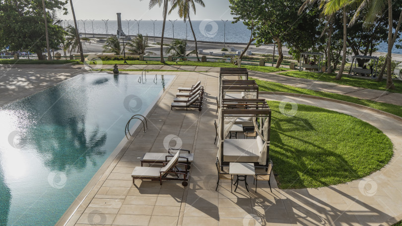 Скачать Зона отдыха у бассейна. фотосток Ozero