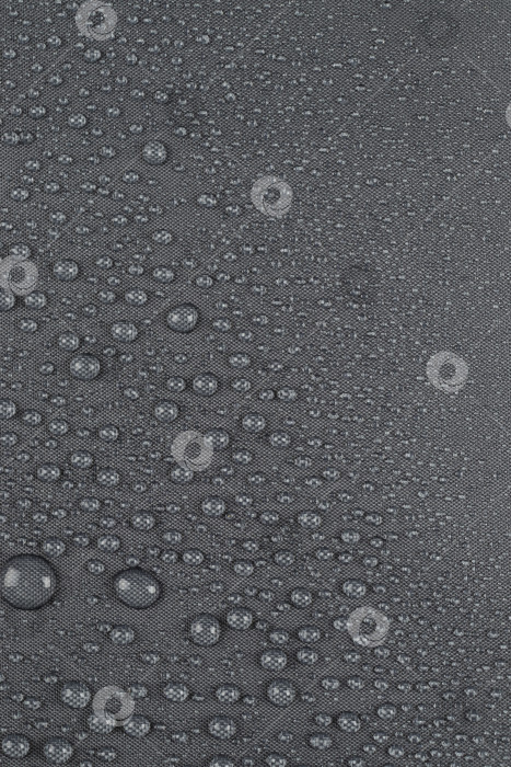 Скачать Капли воды на темно-серой ткани, вертикальные фотосток Ozero