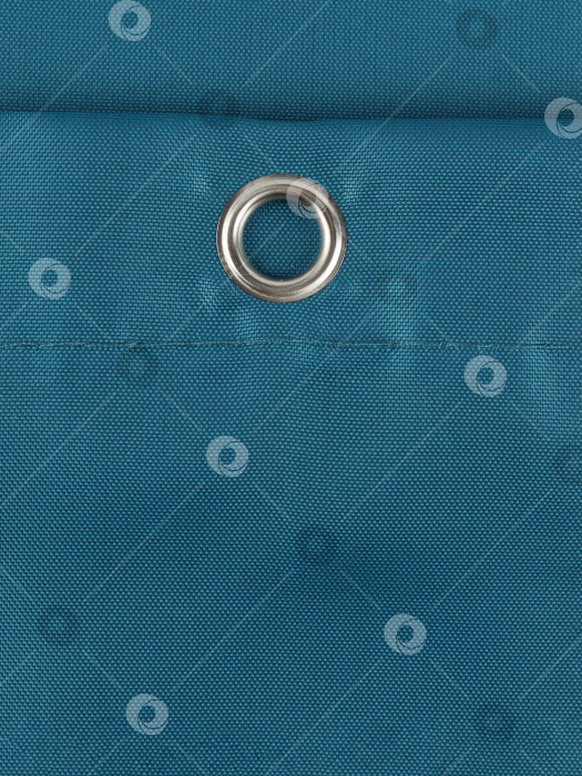 Скачать петелька для занавески в ванной на темно-синей занавеске крупным планом фотосток Ozero