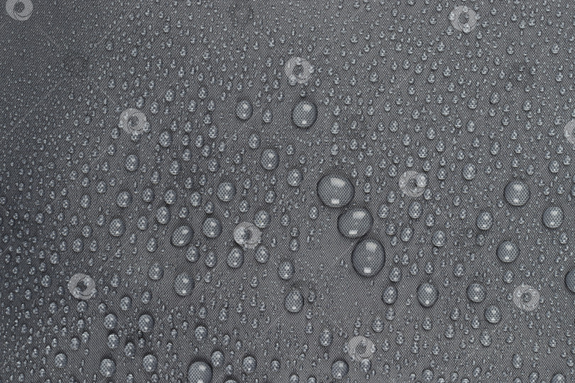 Скачать Капли воды на темно-серой ткани, горизонтальные фотосток Ozero