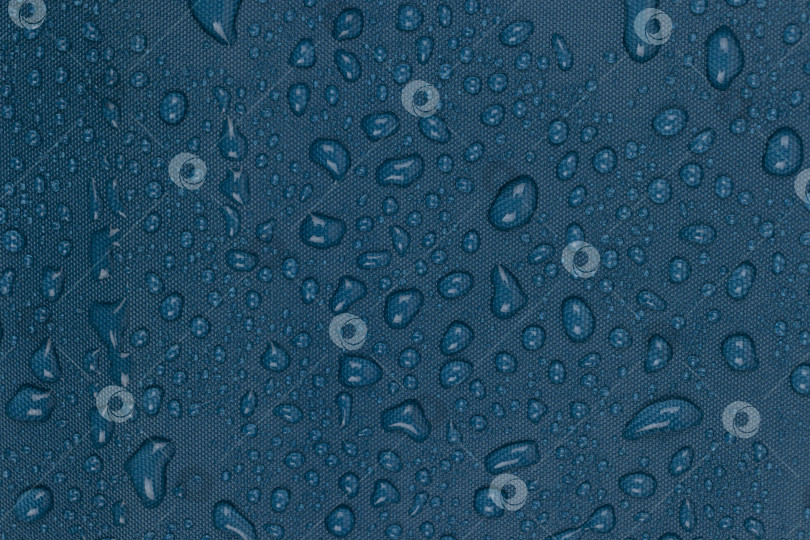 Скачать капли воды на синей ткани, горизонтальные фотосток Ozero