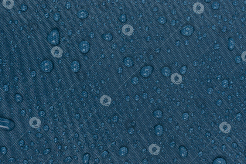 Скачать капли воды на синей ткани, горизонтальные фотосток Ozero
