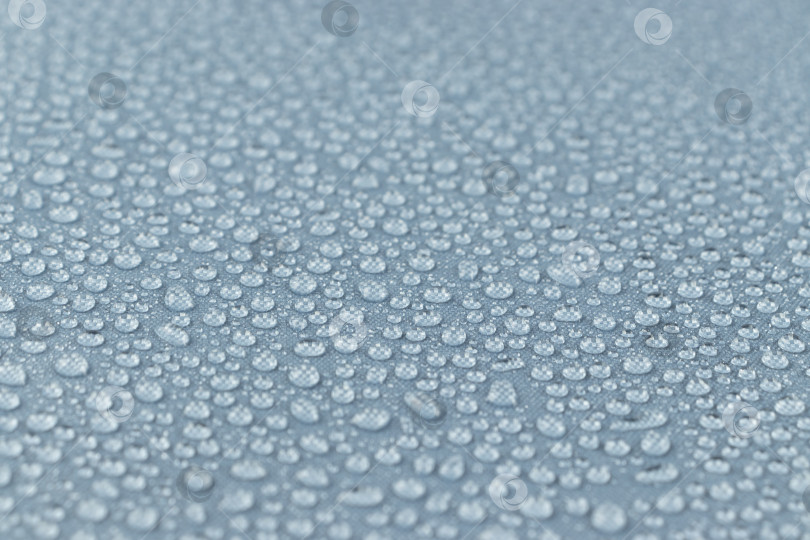 Скачать Капли воды на светло-голубой ткани, горизонтальные фотосток Ozero