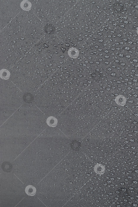 Скачать Капли воды на темно-серой ткани, вертикальные фотосток Ozero