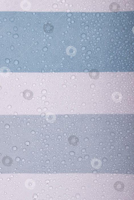 Скачать Водонепроницаемый текстиль в синюю полоску с каплями дождя и гидрофобным покрытием - Абстракция крупным планом фотосток Ozero