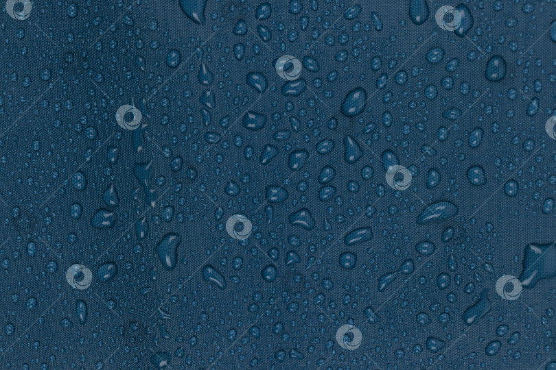 Скачать капли воды на синей ткани, горизонтальные фотосток Ozero