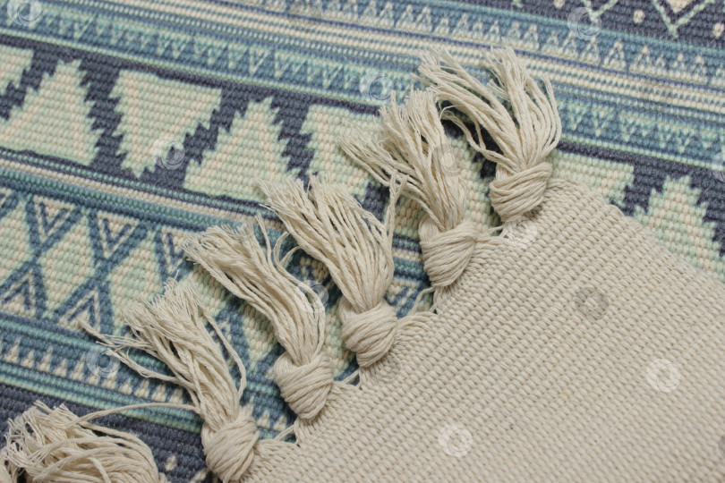 Скачать Хлопчатобумажный коврик с геометрическим орнаментом и кисточками фотосток Ozero