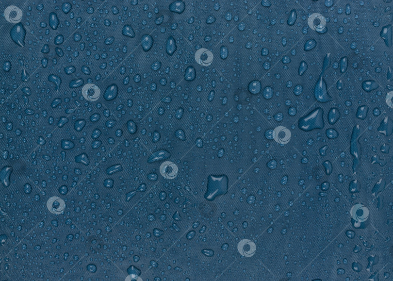 Скачать капли воды на синей ткани, горизонтальные фотосток Ozero
