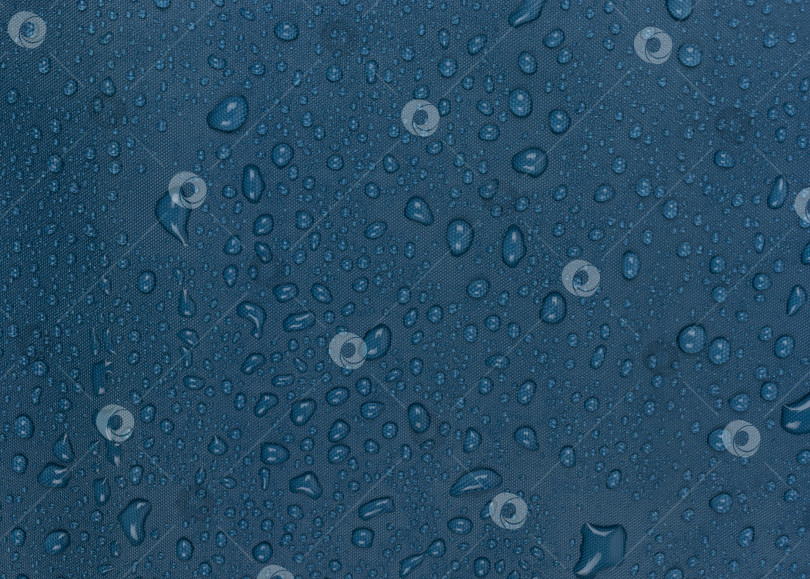 Скачать капли воды на синей ткани, горизонтальные фотосток Ozero