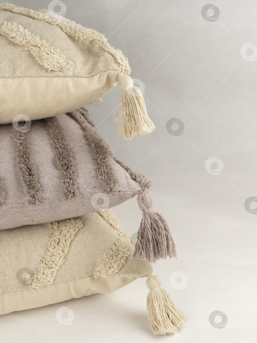 Скачать стопка из трех уютных диванных подушек фотосток Ozero